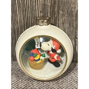 Vtg Hallmark Snoopy and Friends 1983 Diorama/Panorama Christmas Ornament 3"‎